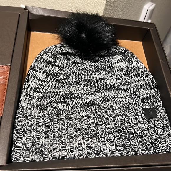 NWT FRYE Marled Beanie Pom Pom Black White & Cognac Leather Card Case unsex - Picture 2 of 7